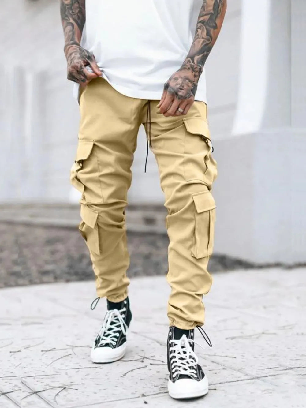 Comfortable cargo pants for men in light khaki with side pockets and adjustable drawstring waist