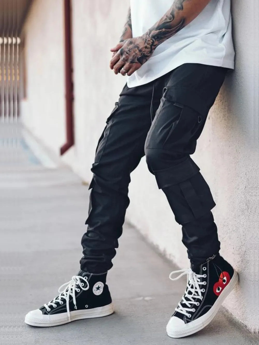 Trendsi comfortable cargo pants for men in black with multiple pockets and a stylish fit