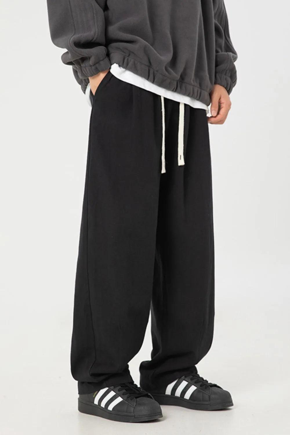 Trendsi versatile men's lounge pants in black, perfect for casual wear and comfortable lounging